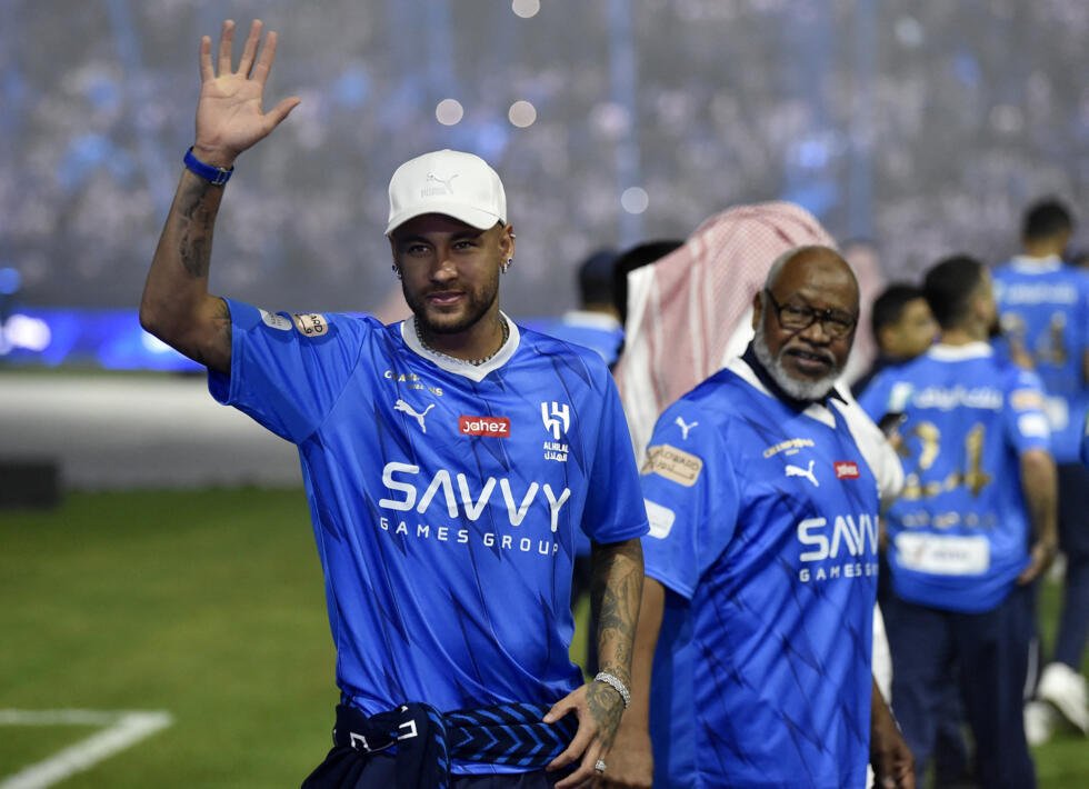 نيمار وهو يلتقط صورة تذكارية بعد تتويج فريق الهلال بلقب الدوري السعودي للمحترفين. ملعب "رياض بارك" بالعاصمة الرياض بتاريخ 24 أيار/مايو 2024.