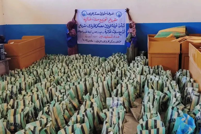 جهود تطوعية في مطبخ لا يغطي سوى جزء يسير من الاحتياجات المتضخمة... المصدر الجزيرة نت