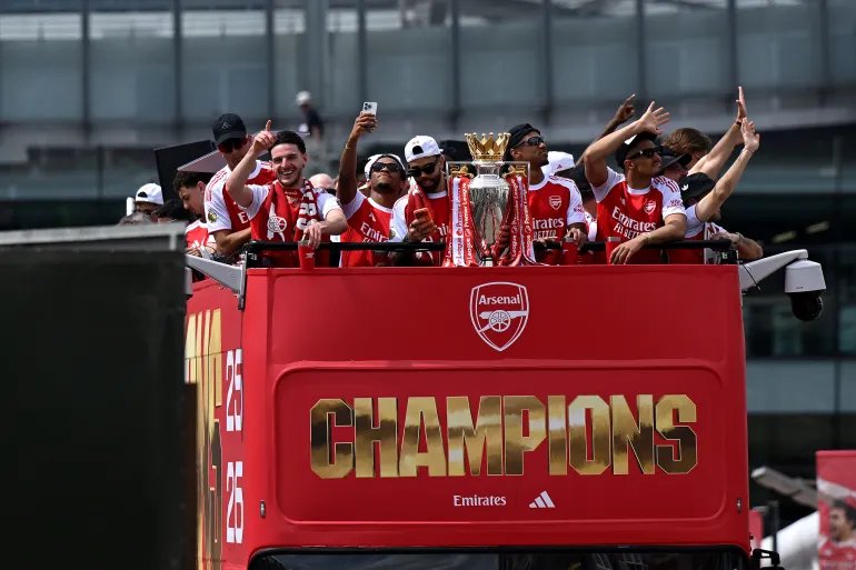 آلاف مشجعي أرسنال يحتفلون بلقب الدوري الإنجليزي لأول مرة منذ 2004 في موكب تاريخي بلندن