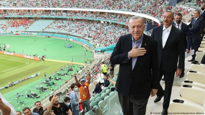 أردوغان يتابع بنفسه مفاوضات بشكتاش لضم محمد صلاح