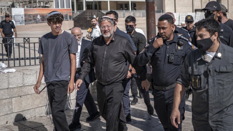 بن غفير يدخل باحات المسجد الأقصى برفقة مئات اليهود لإحياء "ذكرى خراب الهيكل"