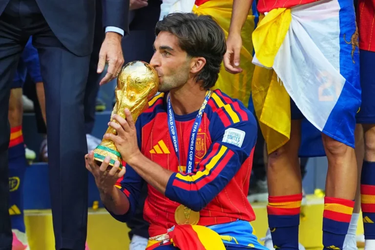 سان جيرمان يستهدف ضم توريس بطل نهائي كأس العالم