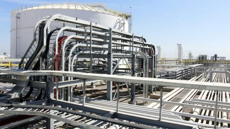 عقوبات واشنطن تُزيح روسيا من حقول نفط العراق لصالح شركة أمريكية