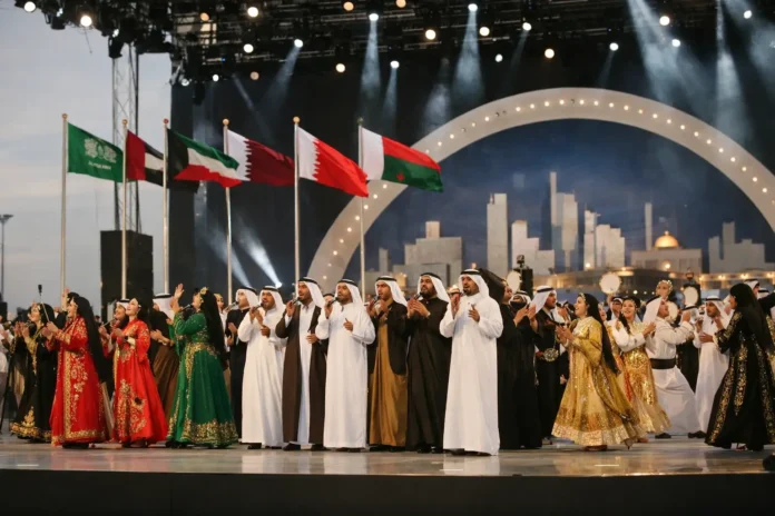 أوبريت «ذكرى المحبين» يختم خليجي 27 في جدة باستعادة الروح الخليجية.jpg Gulf performers celebrate onstage beneath national flags