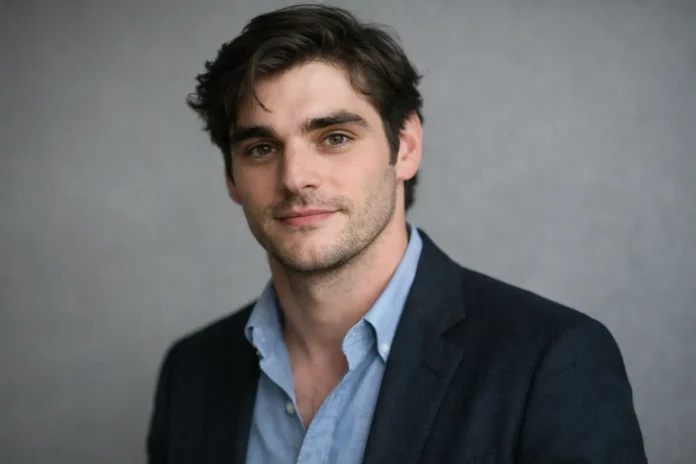 وفاة آر جاي ميتي عن 34 عاماً: رحيل نجم مسلسل Breaking Bad.jpg Professional headshot of a man in a navy blazer